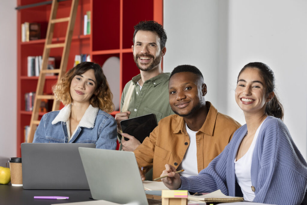 Estudantes recebem bolsa do governo, mas precisam estar no ensino superior